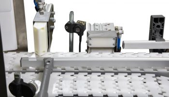 Includes flow controls with push-in air line
connection